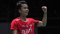 Usai interval, Anthony Sinisuka Ginting mencoba bermain lebih variatif dalam melakukan serangan dan berhasil mengungguli Kodai Naraoka di posisi 13-12. Setelah unggul, Anthony Sinisuka Ginting tidak mampu lagi dikejar dan akhirnya kembali merebut kemenangan di game kedua dengan 21-17. (AFP/Roslan Rahman)