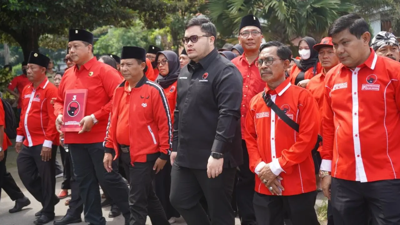 Mas Dhito Dampingi 50 Bacaleg PDI Perjuangan Daftar ke KPU Kabupaten Kediri