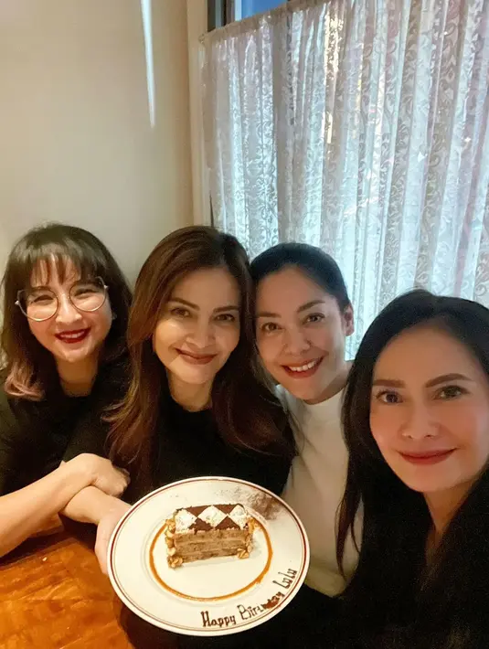 "Persahabatan yang manis menyegarkan jiwa." tulis juara pertama pemilihan GADIS Sampul tahun 1992 itu membagikan potretnya. [Instagram/lutob]