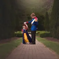 Sang ibu sangat terharu melihat 'ikatan' kuat di antara kakak beradik yang seakan menuntaskan semua masalah di dunia ini. (foto: boredpanda)