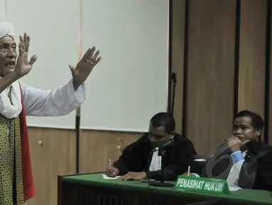 Habib Shahabuddin Anggawi menenangkan massa FPI usai sidang vonis di PN Jakarta Pusat, Senin (6/4/2015). Habib Shahabuddin dan Habib Novel divonis hakim 7 bulan penjara. (Liputan6.com/Johan Tallo)