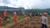 Pekerja PT Trans Jabar Tol saat melakukan memperbaiki longsoran (Liputan6.com/Fira Syahrin).