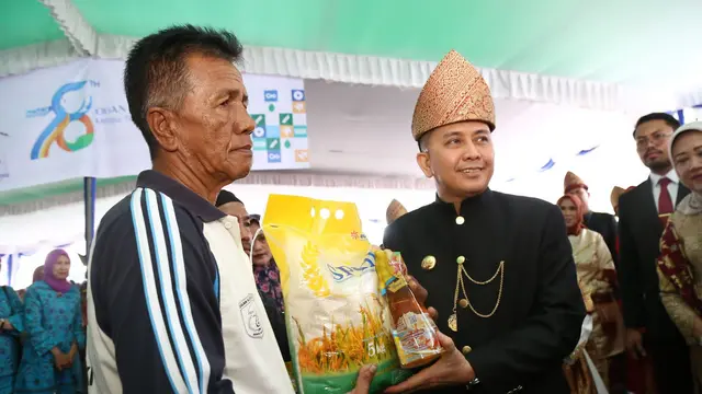 Tekan Inflasi Daerah, Agus Fatoni Tinjau Operasi Pasar dan Salurkan Sembako di Kabupaten OKI