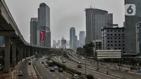 Suasana lalu lintas yang terlihat ramai lancar di Jalan Gatot Subroto, Jakarta, Senin (14/9/2020). Pemprov DKI Jakarta menerapkan PSBB Ketat mulai 14 September 2020 dengan menutup sementara lima pusat kegiatan di antaranya sekolah, pariwisata, dan sarana olahraga. (Liputan6.com/Johan Tallo)