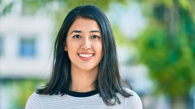 cantik tersenyum bahagia santai