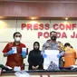 Polda Jatim menangkap pemalsu kosmetik merek KLT. (Dian Kurniawan/Liputan6.com).