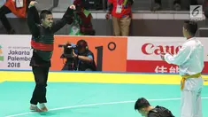 Pesilat Indonesia, Abdul Malik saat bertarung melawan Pesilat Vietnam, Dinh Tuan Nguyen di Arena Pendopo Pencak Silat TMII, Jakarta, Kamis (23/8). Pesilat Abdul Malik unggul dengan skor 3-1 di kelas 50-55 kg. (Liputan6.com/Fery Pradolo)