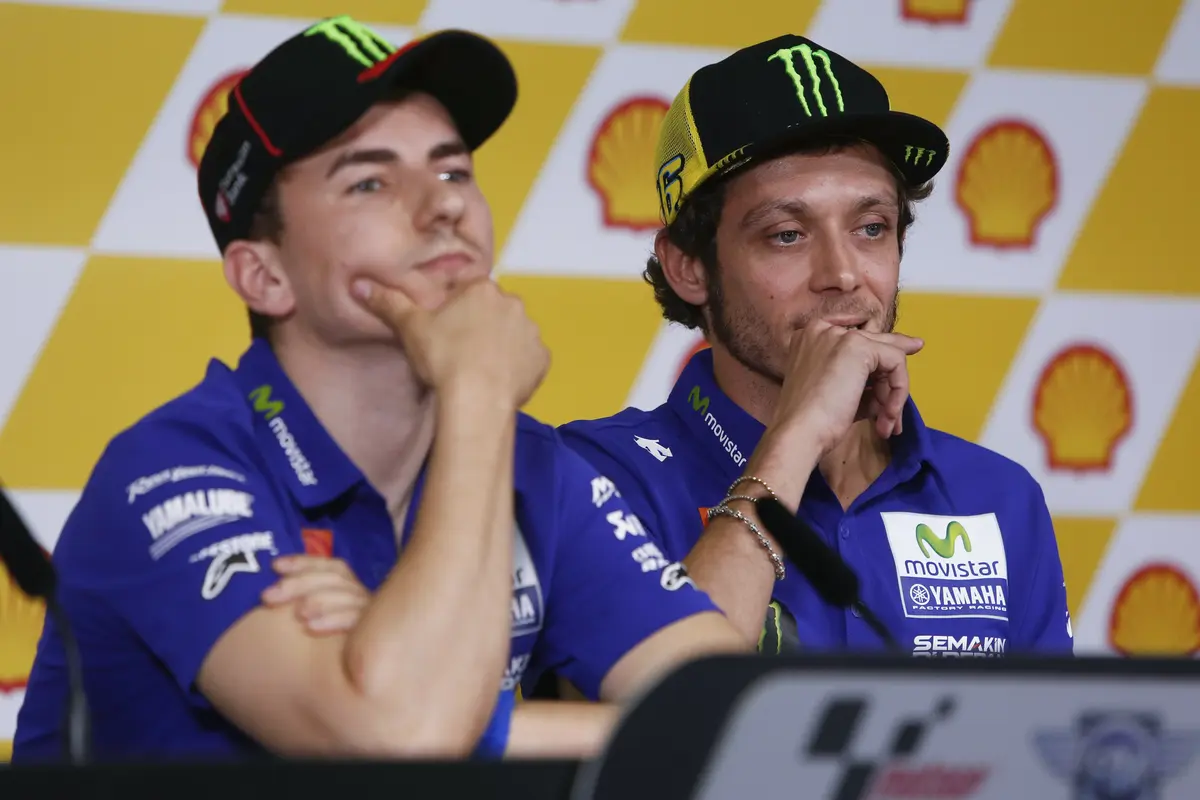 Jorge Lorenzo dan Valentino Rossi (kanan).
