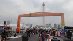 Ribuan pengunjung memadati acara Lebaran Betawi 2014 di pelataran timur Monas, Jakarta, (13/9/14). (Liputan6.com/Herman Zakharia)