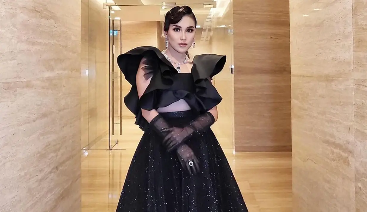 Gaun berwarna hitam yang digunakan oleh Ayu Ting Ting ini terlihat begitu mewah dengan detail yang cantik. Bahkan, dalam penampilannya, dirinya juga tampil menawan memakai perhiasan yang tampak begitu elegan.(Liputan6.com/IG/@ayutingting92)