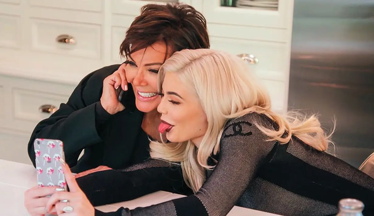 "Kylie terlihat alami menjadi seorang ibu, meski demikian ia pun tetap kesulitan dan Kylie pun mengandalkan Kris beberapa hari usai Stormi dibawa pulang," ujar seorang sumber. (The Hollywood Reporter)