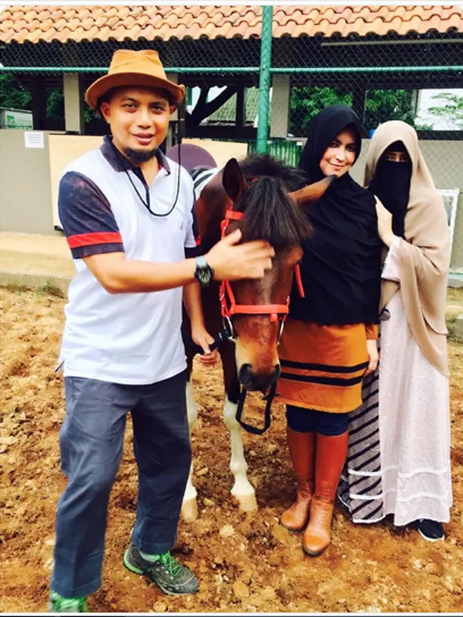 Perempuan hebat itu merupakan anak mantan Anggota DPR asal Aceh, Teuku Djamaris. Tepat 28 April 1998 resmi menikah di Masjid Baiturrahman di Kompleks DPR Kalibata, Jakarta Selatan. (Instagram/yuni_syahla_aceh)
