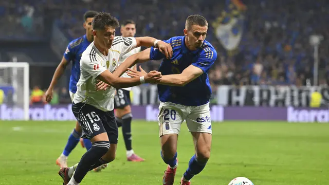 Gelandang Real Madrid, Arda Guler (kiri), dipepet pemain Oviedo di laga matchday 2 La Liga 2025/2026 di Estadio Carlos Tartiere, Senin (25/08/2025). (AP Photo/Miguel Oses)
