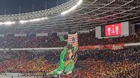 Aksi koreografi dari The Jakmania atau suporter Persija Jakarta saat laga melawan Persebaya di Stadion Utama Gelora Bung Karno, Minggu (30/7/2023) malam WIB. (Bola.com/Muhammad Adi Yaksa)