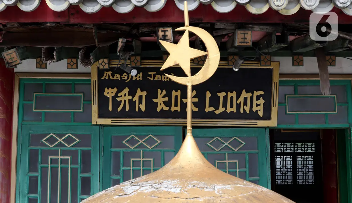 Kondisi Masjid Jami Tan Kok Liong di Kampung Bulak Rata, Cibinong, Kab Bogor, Jabar, Senin (4/5/2020). Masjid yang memiliki arsitektur seperti kelenteng tersebut dibangun pada 2005 lalu oleh M Ramdhan Effendi atau Anton Medan, saat ini kondisinya memprihatinkan. (Liputan6.com/Helmi Fithriansyah)