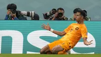 Pemain Timnas Belanda, Cody Gakpo melakukan selebrasi usai mencetak gol pertama ke gawang Timnas Senegal dalam laga matchday pertama Grup A Piala Dunia 2022 di Al Thumama Stadium, Doha, Qatar, Senin (21/11/2022) malam WIB. (AP/Luca Bruno)