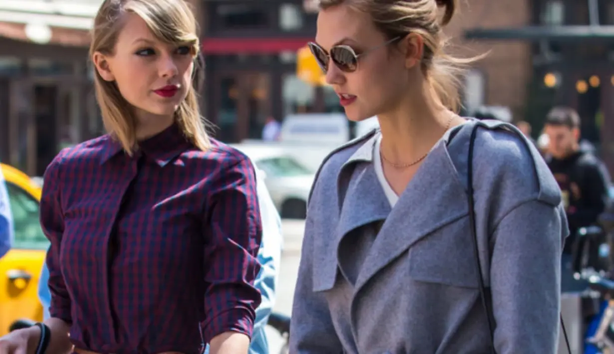 Lalu ada berita yang mengatakan bahwa Taylor menolak undangan untuk hadir di acara Karlie Kloss. (SHEmazing!)