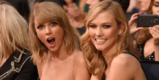 Banyak yang penasaran tentang apa yang terjadi antara Taylor Swift dan Karlie Kloss. Diketahui mereka bersahabatan dan kemudian bermusuhan begitu saja. (Getty Images/Cosmopolitan)