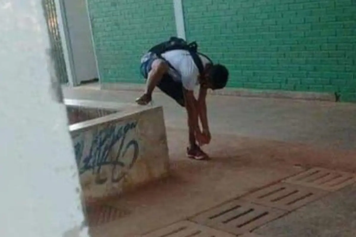 6 Potret Orang Menali Sepatu Ini Kelewat Unik, Bikin Geleng Kepala