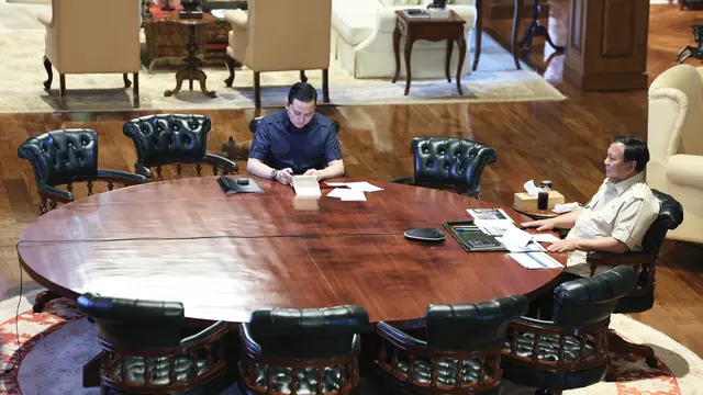 Presiden Prabowo Subianto memimpin rapat terbatas bersama sejumlah menteri Kabinet Merah Putih melalui konferensi video dari kediamannya di Hambalang, Kabupaten Bogor, Jawa Barat, Minggu 3 Agustus 2025.