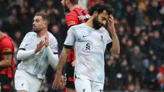 Ekspresi pemain Liverpool, Mohamed Salah (kanan) setelah gagal mengeksekusi penalti dalam pertandingan pekan ke-27 Premier League 2022/2023 melawan Bournemouth yang berlangsung di Vitality Stadium, Sabtu (11/3/2023) malam WIB. (AFP/Steve Bardens)