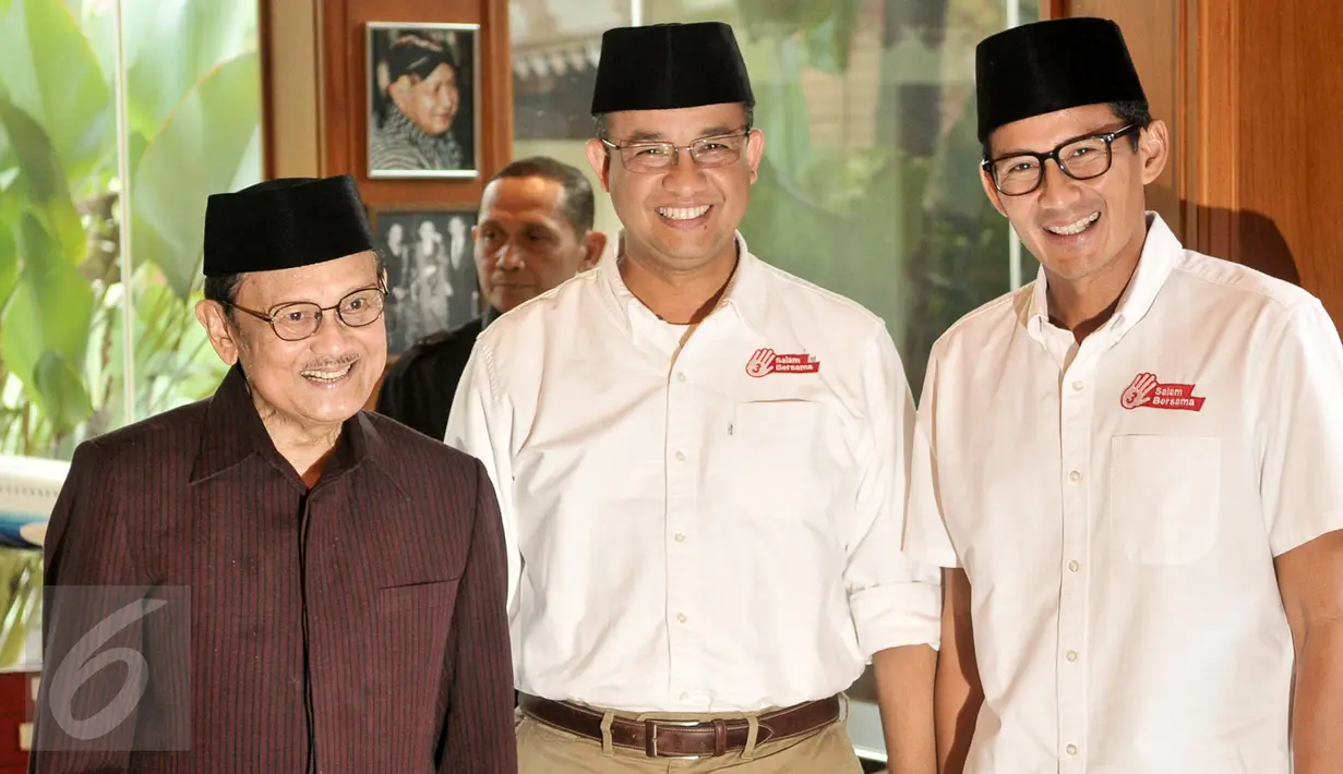 Pasangan calon gubernur dan wakil gubernur DKI Jakarta nomor pemilihan tiga, Anies Baswedan dan Sandiaga Uno, berkunjung ke kediaman Presiden ketiga RI, BJ Habibie, di Jalan Patra Kuningan XIII, Jakarta Selatan, Kamis (26/1). (Liputan6.com/Yoppy Renato)