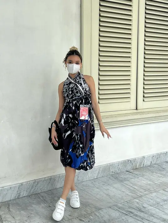 <p>Dress halter berpotongan loose juga terlihat nyaman dan sporty saat dipadukan dengan sneakers warna putih (Foto: Instagram @naura.ayu)</p>