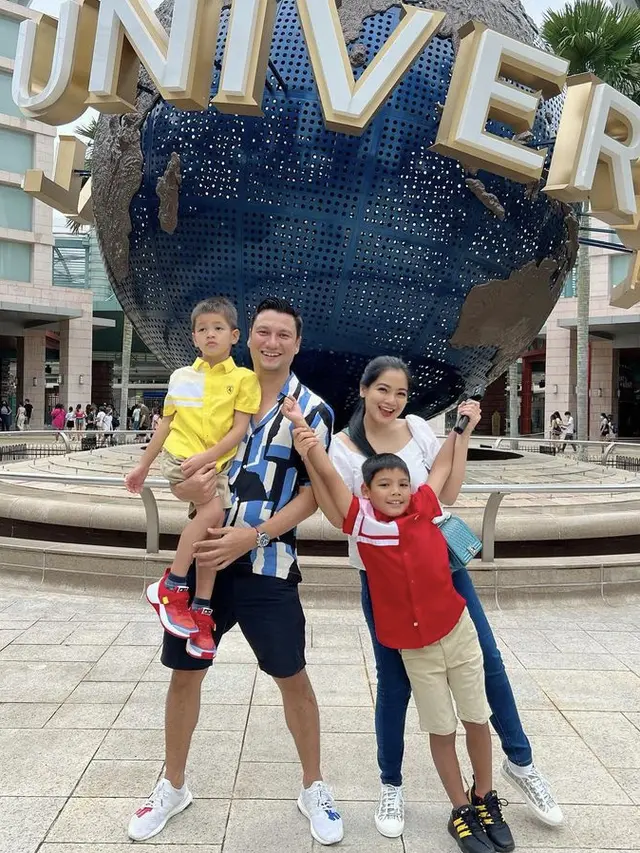Tampilan Titi Kamal dan Keluarga saat Berlibur ke Singapura (Sumber: Instagram/titi_kamall)