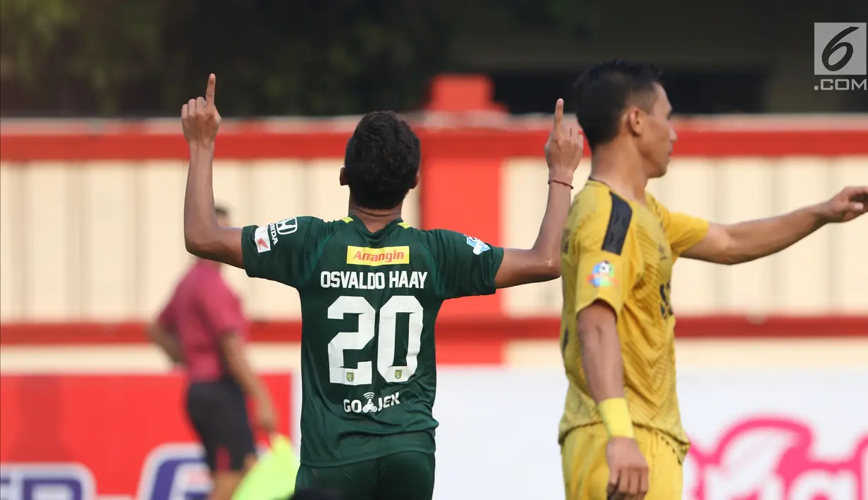 Pemain Persebaya, Osvaldo Haay (kiri)merayakan golnya ke gawang Bhayangkara FC pada lanjutan Go-Jek Liga 1 Indonesia bersama Bukalapak di Lapangan PTIK, Jakarta, Rabu (11/7). Babak pertama, Bhayangkara FC unggul 2-1. (Liputan6.com/Helmi Fthriansyah)