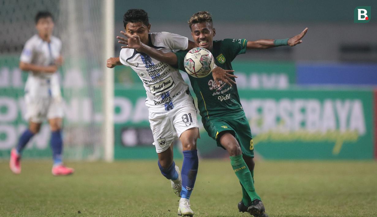 Pemain PSIS Semarang, Fandi Eko Utomo (kiri) berebut bola dengan pemain Persebaya Surabaya, Muhammad Alwi Slamet dalam laga pekan ke-6 BRI Liga 1 2021/2022 di Stadion Wibawa Mukti, Cikarang, Minggu (03/10/2021). (Bola.com/Bagaskara Lazuardi)