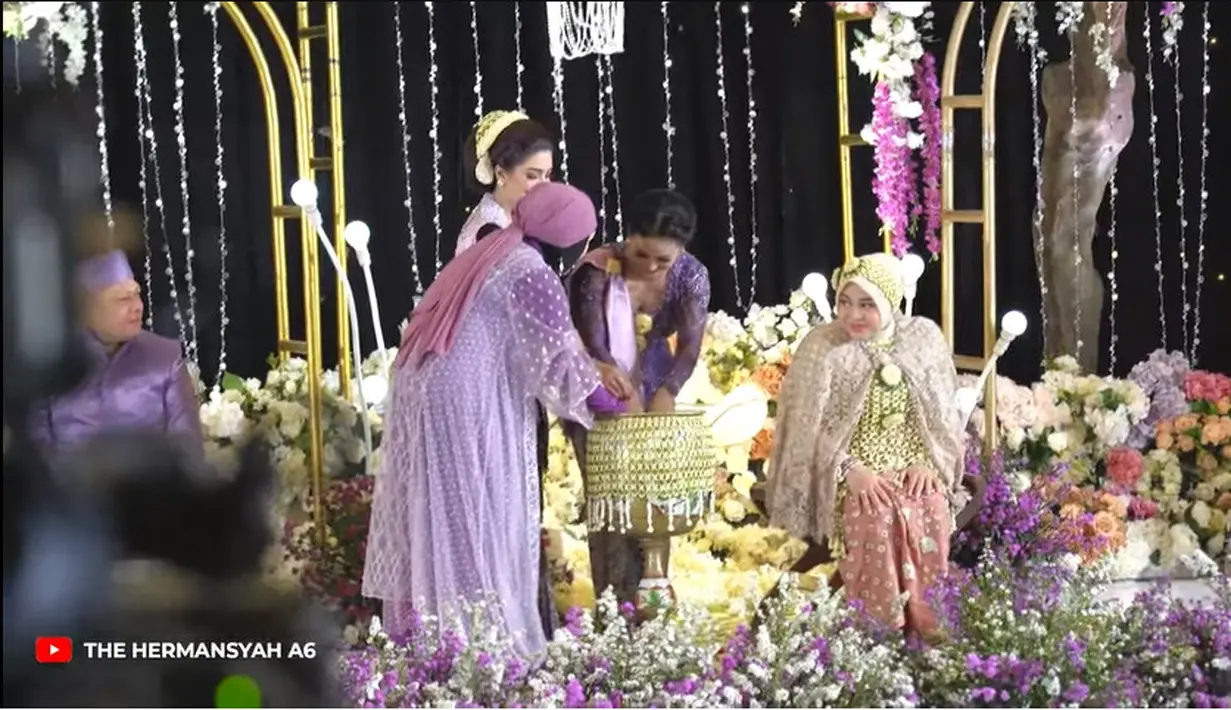 Tiga ibu Aurel Hermansyah mencampur air kembang. Setelah kedua orang tuanya berpisah, kedua orang tuanya lantas menikah lagi. Tampak Krisdayanti, Ashanty dan juga Lenggogeni Faruk ibunda Atta. [Youtube/The Hermansyah A6]