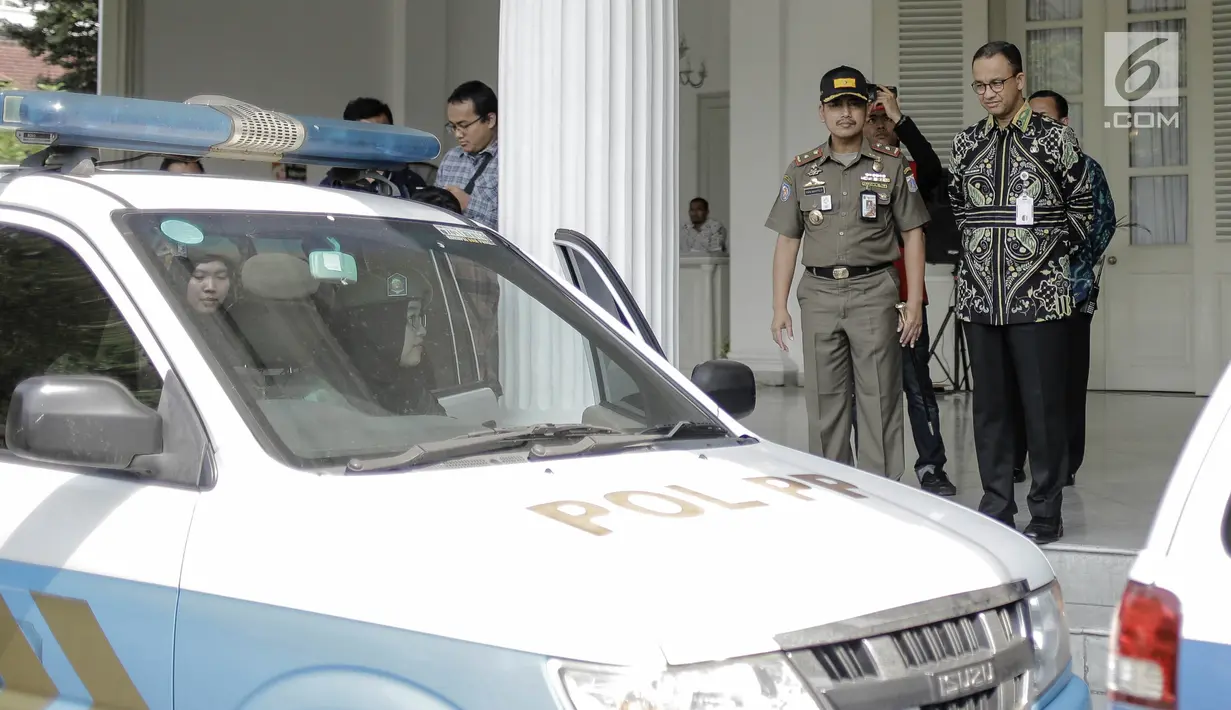 Gubernur DKI Jakarta Anies Baswedan melepas personel Satpol PP di halaman Pendopo Balai Kota, Jakarta, Kamis (29/3). Sebanyak 30 personel Satpol PP dilepas untuk memastikan tidak ada kegiatan usaha apapun di Hotel Alexis. (Liputan6.com/Faizal Fanani)