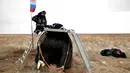 Petugas penyelamat saat memeriksa kondisi pesawat kapsul yang mendarat di kota Dzhezkazgan, Kazakhstan , (2/3). Pesawat kapsul Soyuz tersebut membawa yang membawa tiga penumpang yaitu Kelly, Kornienko dan Sergey Volkov.  (REUTERS / Kirill Kudryavtsev)