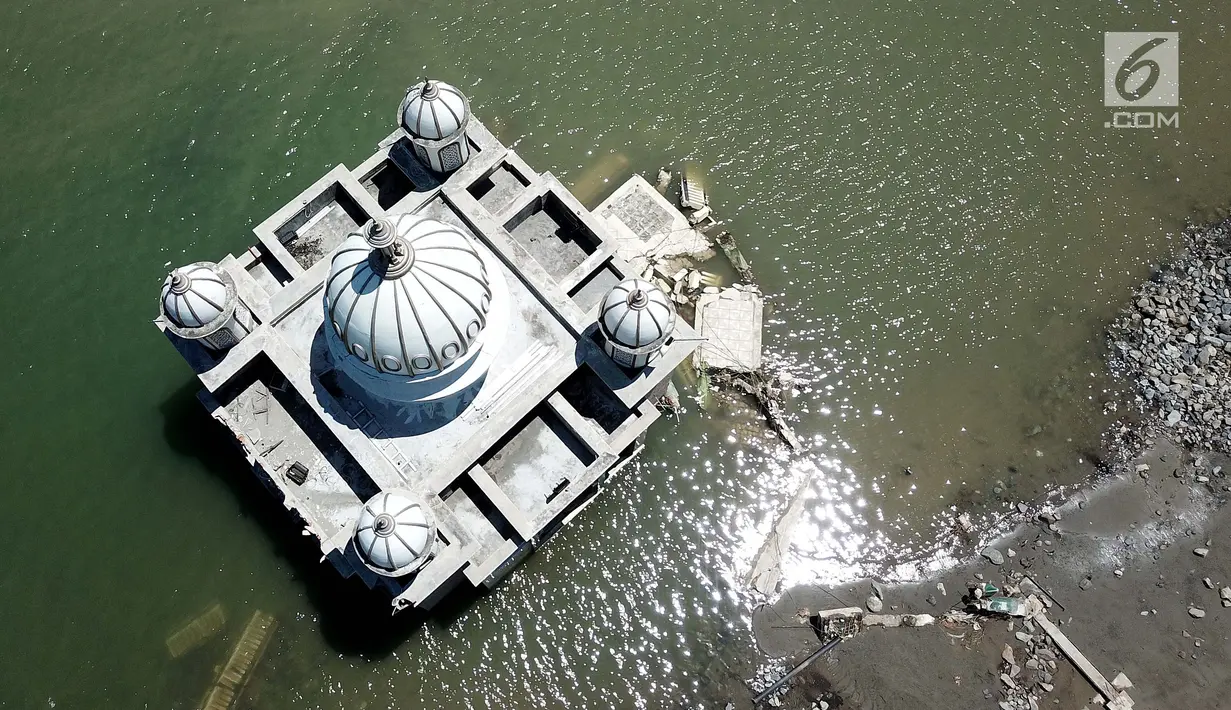 Pandangan udara Masjid Terapung Arqam Bab Al Rahman pasca gempa dan tsunami Palu di Pantai Talise, Sulawesi Tengah. Masjid yang dibangun tahun 2011 awalnya menampung 150 jamaah. (Liputan6.com/Fery Padolo)