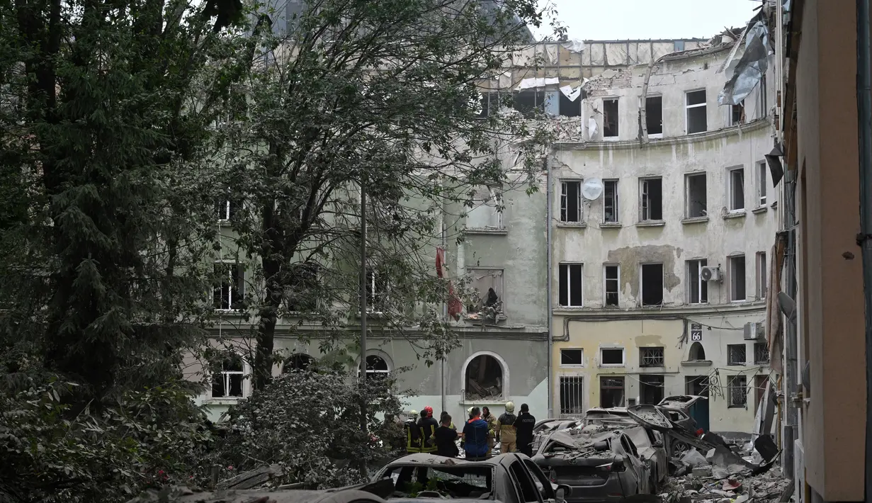 Angkatan udara Ukraina melaporkan telah mencegat tujuh dari 10 rudal jelajah Kalibr yang ditembakkan Rusia dari Laut Hitam menuju wilayah Lviv dan kota senama sekitar pukul 01.00 Kamis. (AFP/YURIY DYACHYSHYN )