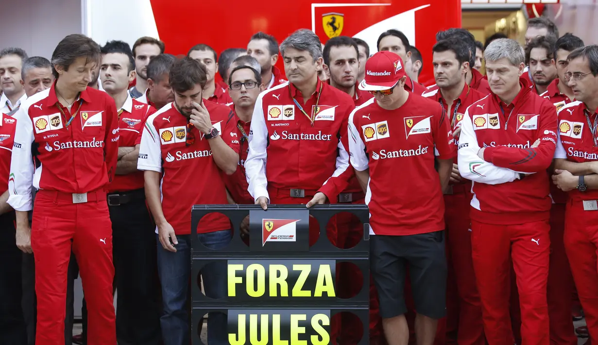 Tim Ferrari berdoa bersama untuk Jules Bianchi di Sirkuit Sochi Autodrom, Rusia. (12/10/2014). (AP Photo/Luca Bruno)