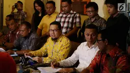 Ketua GMPG, Ahmad Doli Kurnia bersama Generasi Muda Partai Golkar memberikan keterangan pers kepada wartawan di Jakarta, Rabu (19/7). GMPG mendesak Setya Novanto mengundurkan diri dari Ketum Partai Golkar dan Ketua DPR RI. (Liputan6.com/Johan Tallo)