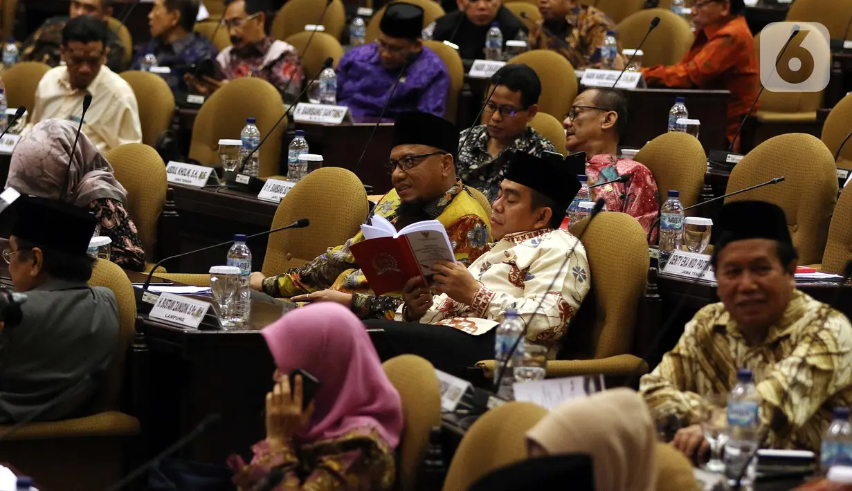 Anggota DPD  saat memberikan laporan terkait perwakilan DPD dalam pimpinan MPR dalam rapat paripurna di gedung Nusantara V, kompleks MPR/DPR, Senayan, Jakarta, Rabu (2/10/2019). Berdasarkan revisi UU MD3, jumlah pimpinan MPR ditambah dari 5 menjadi 10 orang. (Liputan6.com/Johan Tallo)