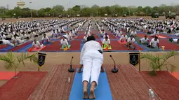 Ribuan personel Angkatan Darat India melakukan senam yoga di Ahmedabad, India, Senin (20/6). Kegiatan ini untuk memeriahkan perayaan Hari Yoga Internasional. (AFP PHOTO/Sam Panthaky)