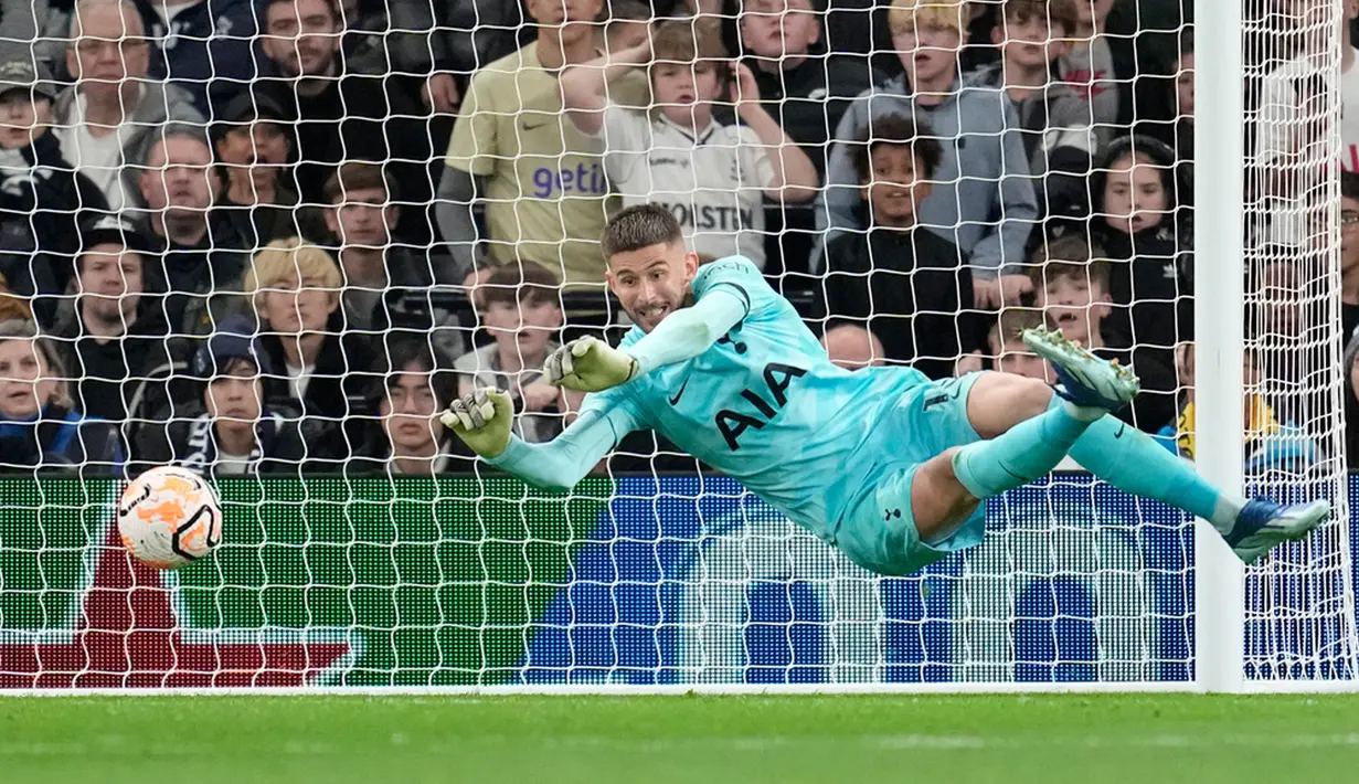 Tottenham Hotspur mencoba langsung tampil agresif sejak awal. Namun justru Fulham yang mendapat peluang matang lewat sundulan Joao Palhinha. Beruntung bagi tuan rumah, Guglielmo Vicario tampil sigap di bawah mistar. (AP Photo/Kin Cheung)