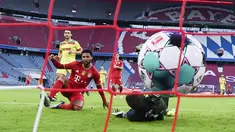 Striker Bayern Munchen, Serge Gnabry, mencetak gol ke gawang FC Koln pada laga Bundesliga di Stadion Allianz, Minggu (27/2/2021). Bayern menang dengan skor 5-1. (Sven Hoppe/dpa via AP)