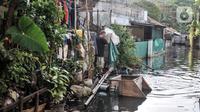 Aktivitas warga saat banjir merendam Gang Cue, Jalan Ir Juanda, Bekasi Timur, Jawa Barat, Selasa (7/3/2023). Banjir diduga akibat masalah sampah yang menyumbat saluran air. (merdeka.com/Iqbal S. Nugroho)