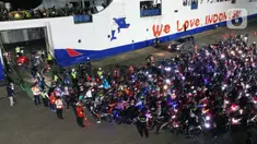 Pemudik antre memasuki kapal feri untuk melakukan penyeberangan ke pulau Sumatera di di Pelabuhan Ciwandan, Cilegon, Banten, Sabtu (6/4/2024). (Liputan6.com/Angga Yuniar)