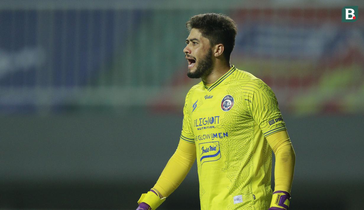 Berikutnya PSM Makassar lebih banyak memberondong Arema. Beruntung Adilson tampil ciamik mengamankan tembakan pemain lawan. Skor 1-1 tidak berubah hingga akhir pertandingan. (Foto: Bola.com/M Iqbal Ichsan)