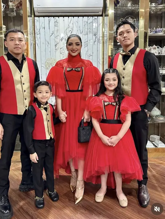 Sedangkan Anang dan Ashanty tampil serba merah. Ashanty kompak dangan  Arsy mengenakan dress tutu.  (@ashanty_ash)