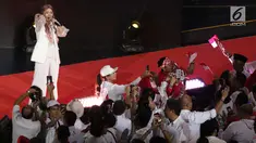 Pedangdut, Inul Daratista saat tampil jelang pidato Visi Indonesia yang akan disampaikan Presiden/Wakil Presiden terpilih 2019-2024, Joko Widodo dan KH Ma’ruf Amin di SICC, Kab Bogor, Jawa Barat, Minggu (14/7/2019). Tiga lagu dinyanyikan menghibur relawan pendukung. (Liputan6.com/Helmi Fithriansyah)