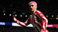 Pemain Atletico Madrid Antoine Griezmann berlari saat melawan Barcelona pada pertandingan sepak bola La Liga Spanyol di Stadion Civitas Metropolitano, Madrid, Spanyol, 8 Januari 2023. Antoine Griezmann tampil dengan gaya rambut baru berwarna pink bersama Atletico Madrid. (AP Photo/Manu Fernandez)