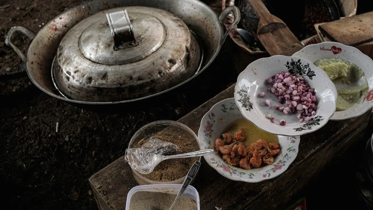 Memasak.