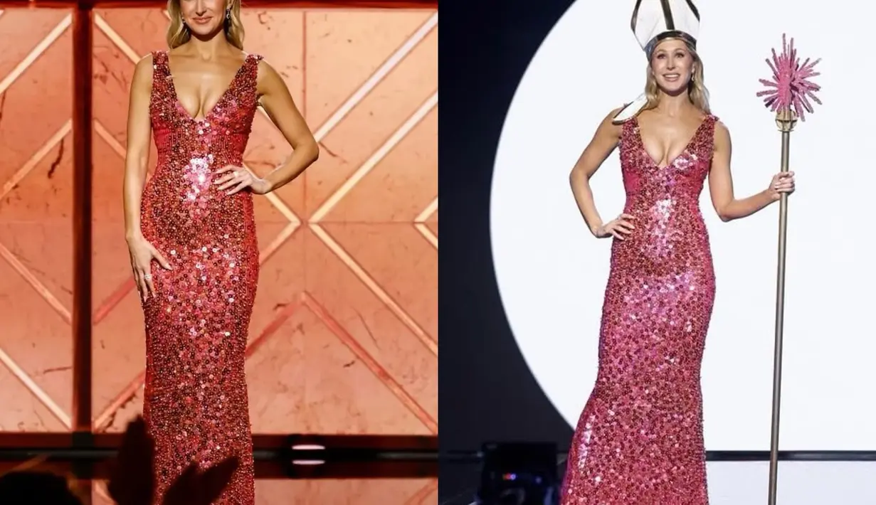 Nikki Glaser cosplay jadi Barbie dengan gaun pink full payet dari Prabal Gurung. Ia bahkan mengenakan layaknya topi uskup dan tongkat di tangannya [@prabalgurung]