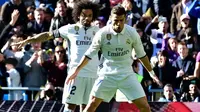 Para pemain Real Madrid merayakan gol ke gawang Granada pada laga La Liga di Santiago Bernabeu, Madrid, Sabtu (7/1/2017). (AFP/Gerard Julien)